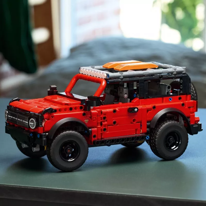 LEGO Technic construction set Ford Bronco Off-Roader 4x4 model 42213 — 943 pieces, age 9+