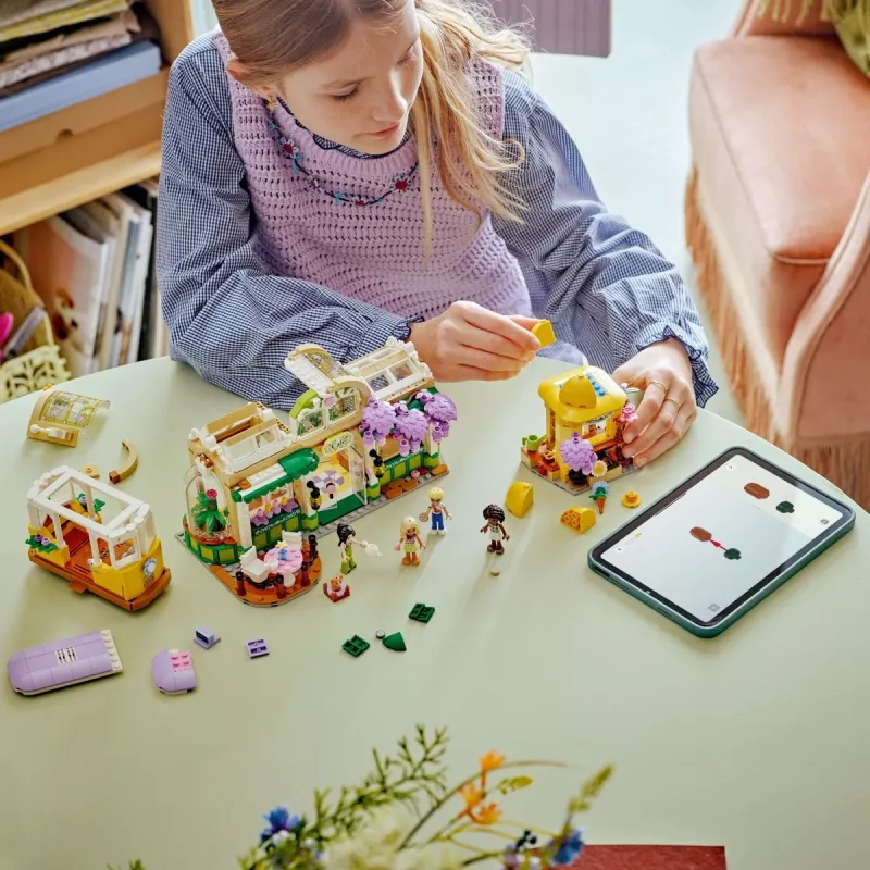 LEGO set LEGO FRIENDS 42671 Plant Café & Flower Shop playset with café and flower shop features