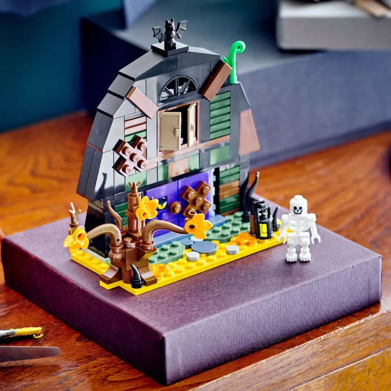 Construction toy LEGO Iconic Halloween Barn 40721 set, 205 pieces, 1 minifigure, 140×170×60 mm