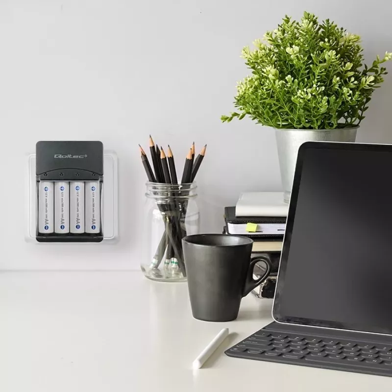 Battery charger QOLTEC 50653 for Ni‑MH AAA (R03) and AA (R6) rechargeable batteries, 220–240V input, 1.2V output