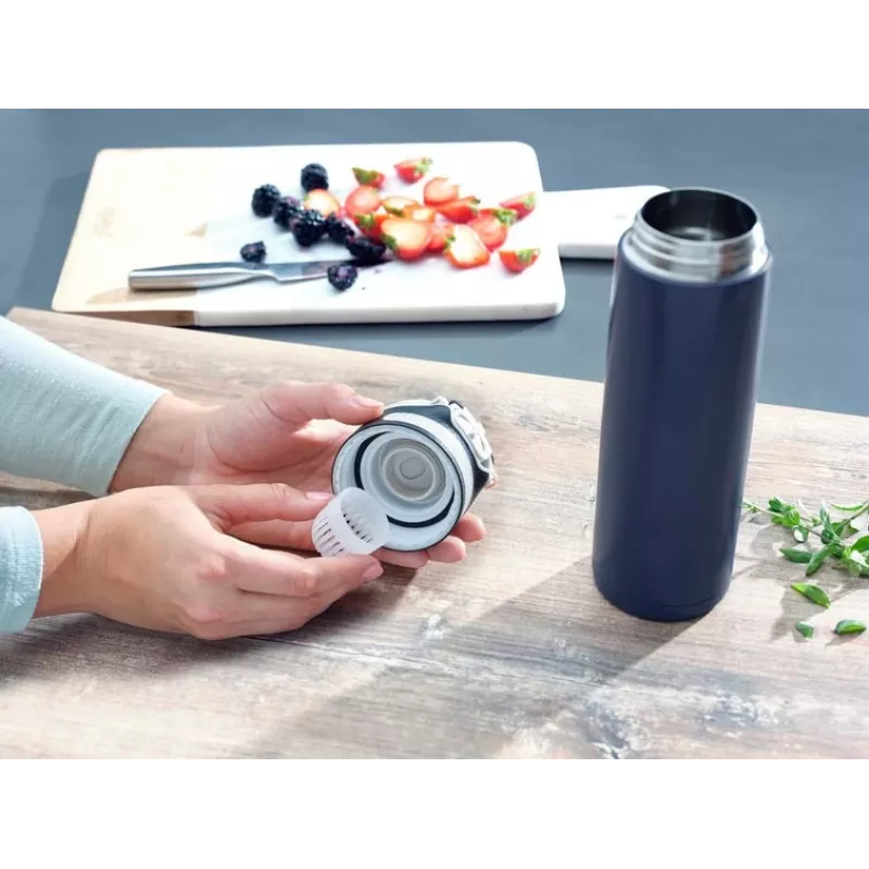 Travel mug Leifheit 03275 600 ml stainless steel, double-wall, leakproof, flip-top, handle, black/blue