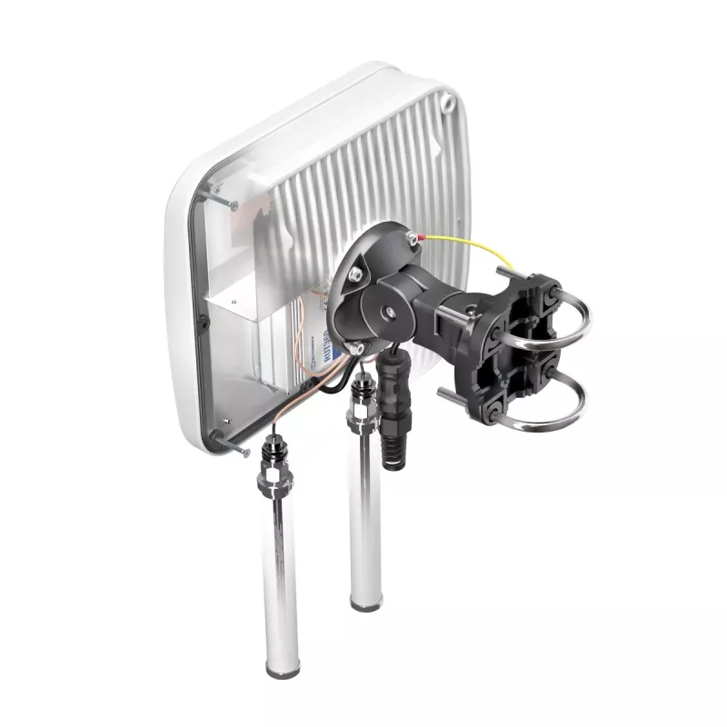 Directional network antenna QuWireless QuMax A360M — directional PoE/LAN antenna, 0.694–2.7 GHz bands, 4–6 dBi gain, vertical polarization