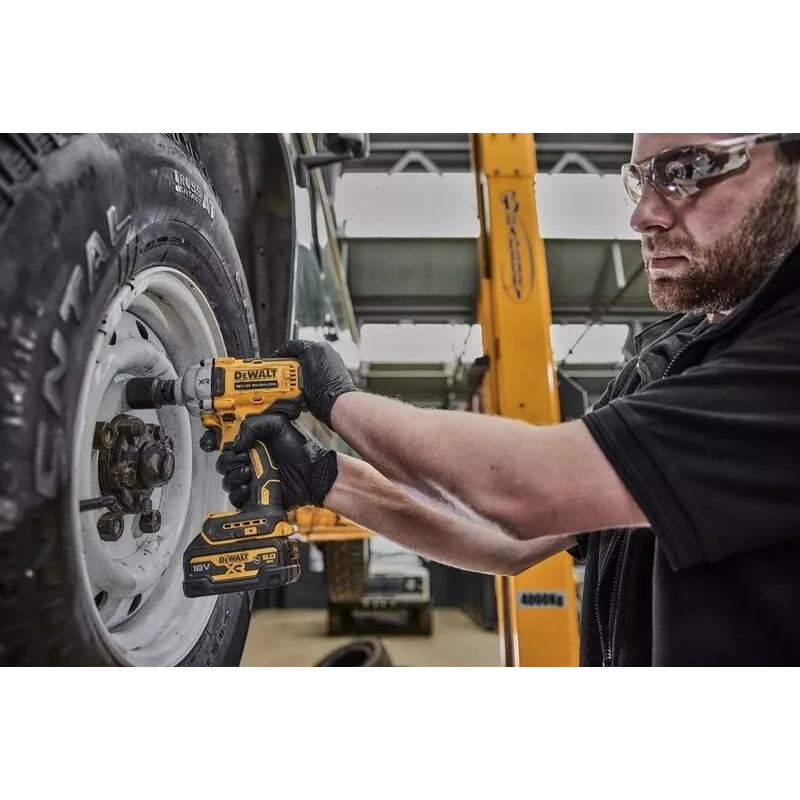 Impact driver DeWALT DCF891P2T-QW, brushless, 18V 5.0Ah, 1/2 inch chuck, 812 Nm torque, 2000 rpm, 2 batteries, charger, case
