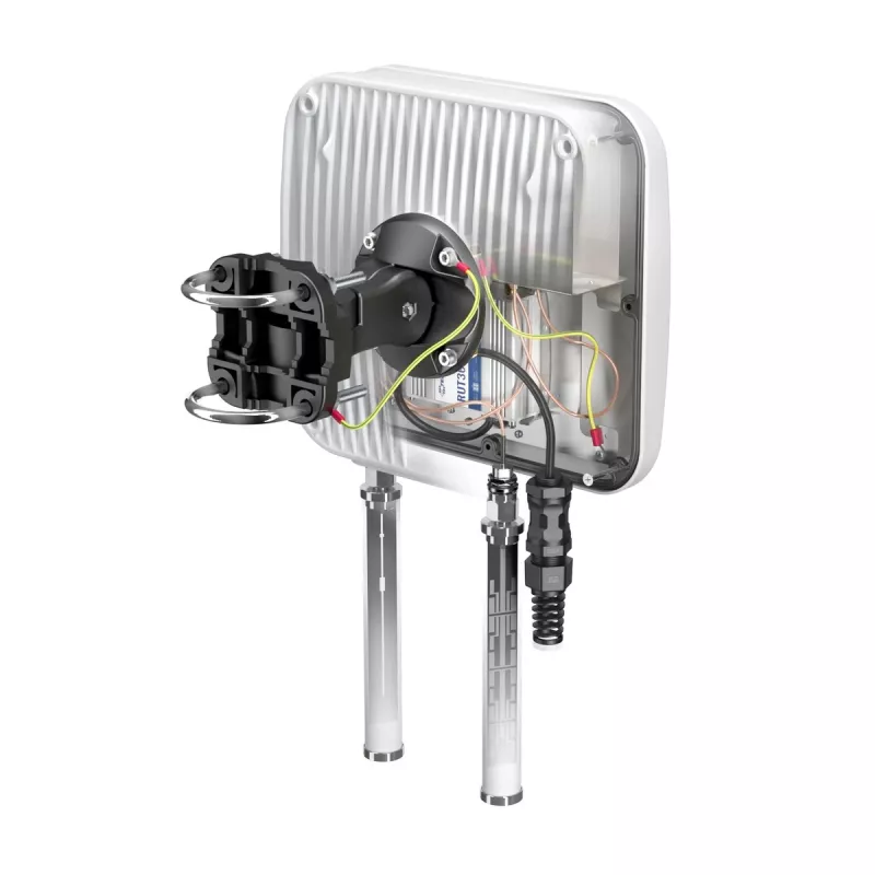 Directional network antenna QuWireless QuMax A360M — directional PoE/LAN antenna, 0.694–2.7 GHz bands, 4–6 dBi gain, vertical polarization