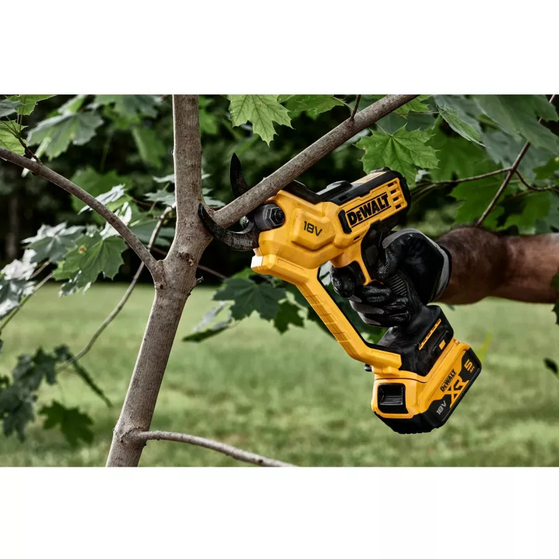 Pruning Shears DeWALT DCMPP568N-XJ battery-powered secateurs, max cut Ø 3.8 cm, LED light, 1.34 kg