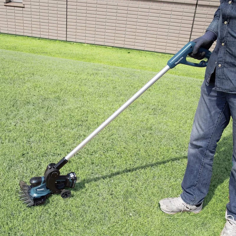 UM600DSMEX cordless grass shears 10.8Volt blue black 2x Li-ion battery 4.0Ah