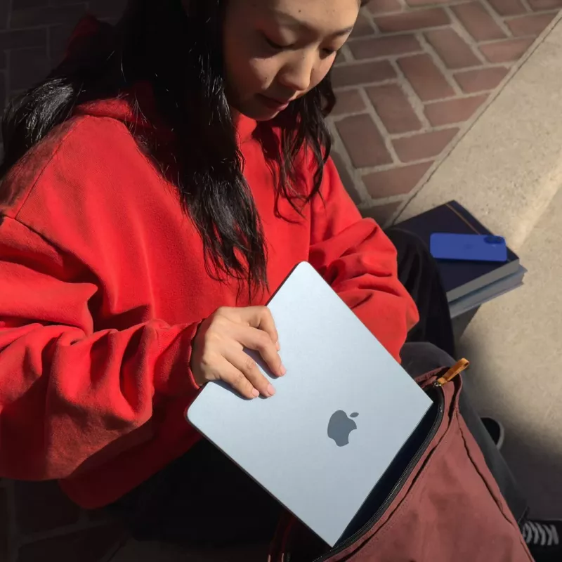 Apple MacBook Air 13-inch : M4 chip with 10-core CPU and 10-core GPU, 24GB, 512GB SSD - Starlight