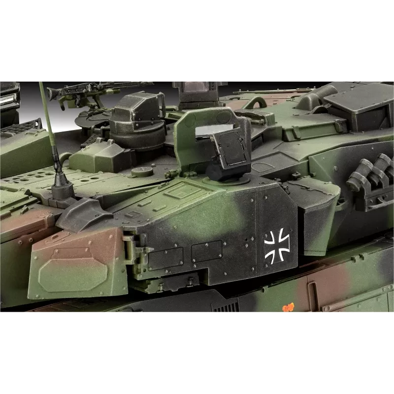 Plastic model REVELL Leopard 2A7A1 military tank kit (scale not specified)