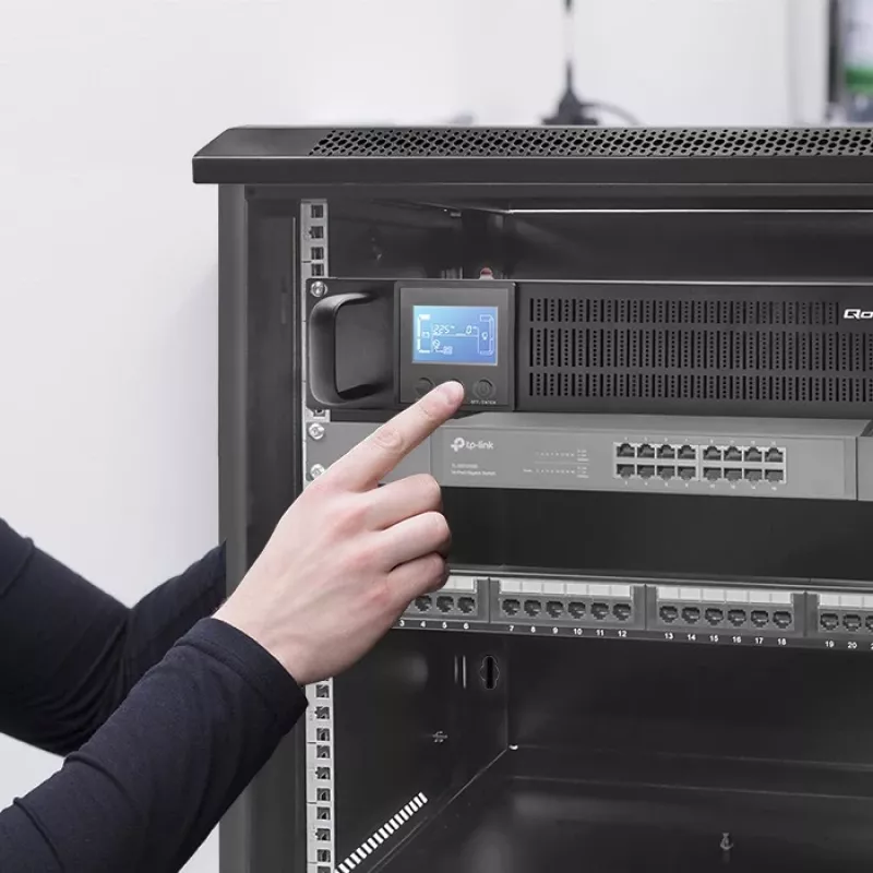 UPS QOLTEC 53946 Line Interactive 2 kVA uninterruptible power supply