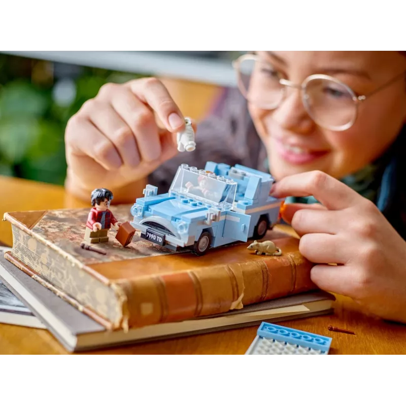LEGO Harry Potter Flying Ford Anglia Car Toy for 7 Plus Year Old Kids Boys & Girls Buildable Model with Ron Weasley Character Minifigure and Hedwig