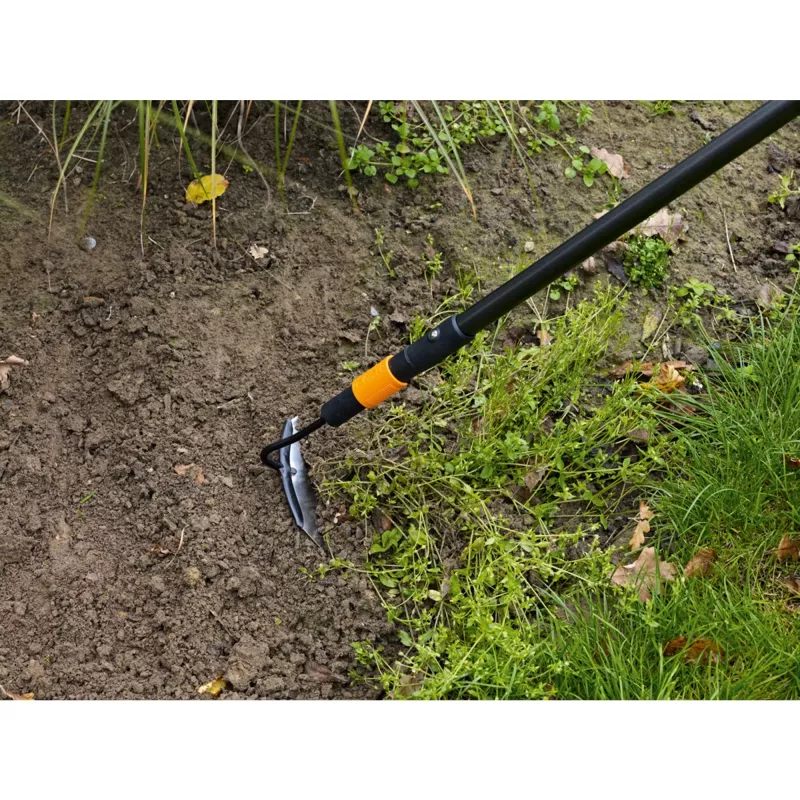 Hoe Push Fiskars 1000677 — garden hoe for soil cultivation with ergonomic handle