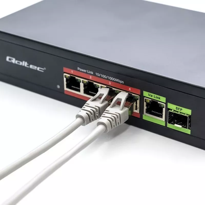 Ethernet PoE Switch QOLTEC 52296 — 4x RJ45 PoE ports, 1x RJ45 uplink