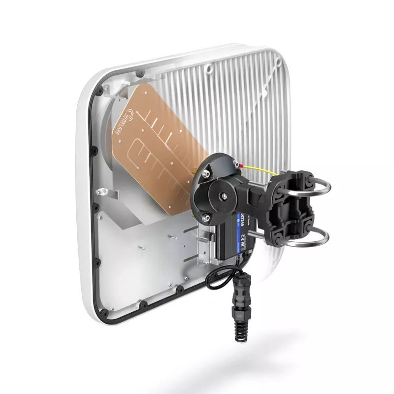 Directional network antenna QuWireless AXRL — 7 dBi, 0.694–0.96 / 1.7–2.2 / 2.2–2.7 GHz, PoE/LAN, dual polarization