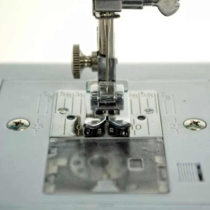 Mechanical sewing machine Lucznik Lena 2019 — basic mechanical model, 16 programs, 24 W, free arm, 4-step buttonhole