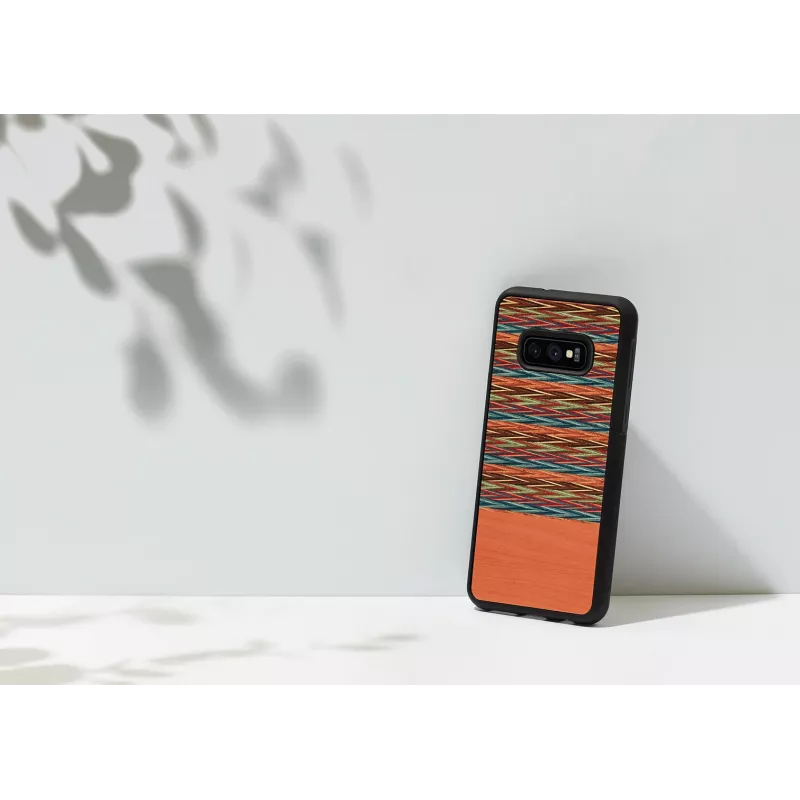 Smartphone case man and wood for Galaxy S10e — brown check with black trim