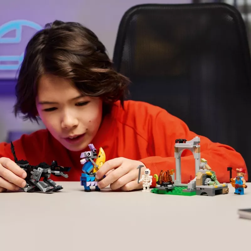 LEGO FORTNITE 77075 Peely & Sparkplug's Camp