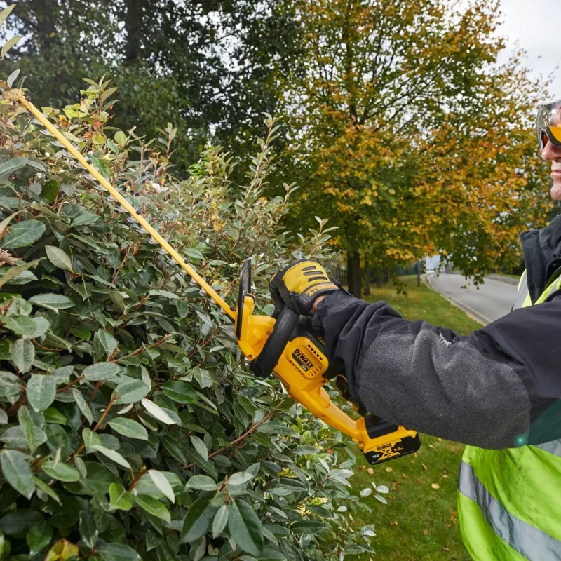 Power hedge trimmer DeWALT DCM563P1-QW