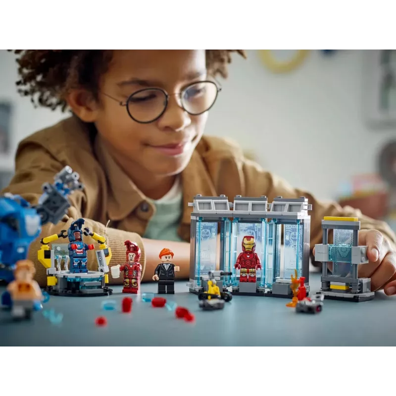 LEGO playset Marvel Iron Man's Laboratory Hall of Armor 76315 — 384 pieces, 5 minifigures, display area