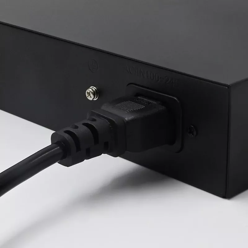 Ethernet PoE Switch QOLTEC 52289 — 4x RJ45 PoE ports, 2x RJ45 uplink, 65W power budget