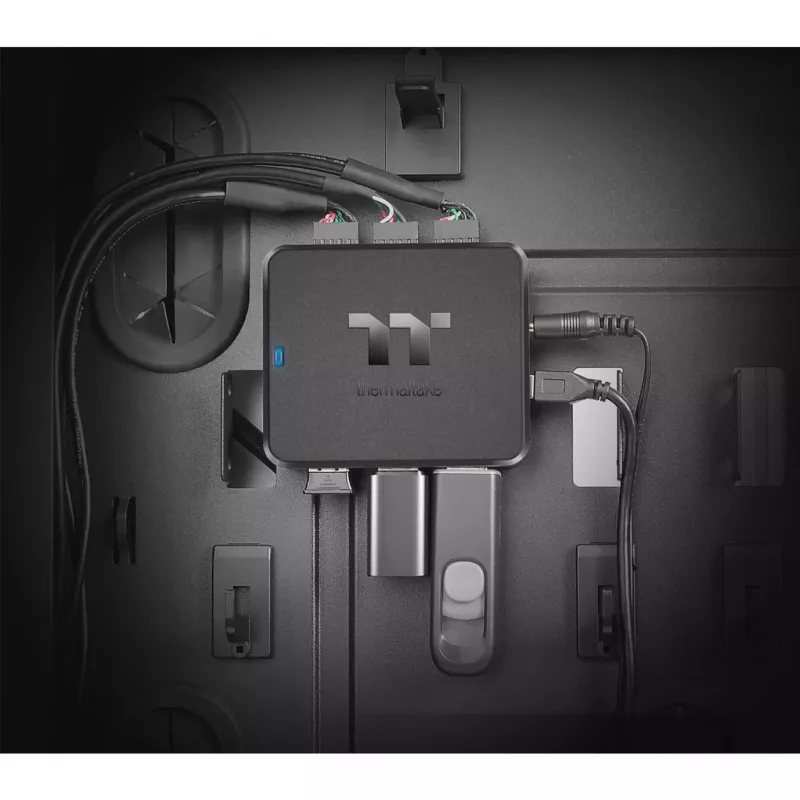 Thermaltake H200 PLUS Internal USB Hub - TT Premium Edition - Hub - 3 x USB 2.0 + 3 x USB 2.0 (intern)