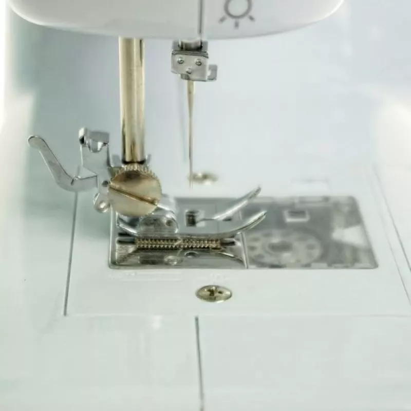 Mechanical sewing machine Lucznik Lena 2019 — basic mechanical model, 16 programs, 24 W, free arm, 4-step buttonhole