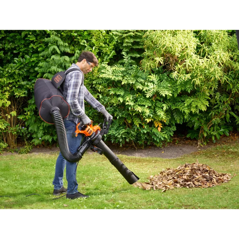 Backpack blower Black & Decker BEBLV301-QS — 3000 W, airspeed 206–404 km/h, 72 L bag, 6 kg