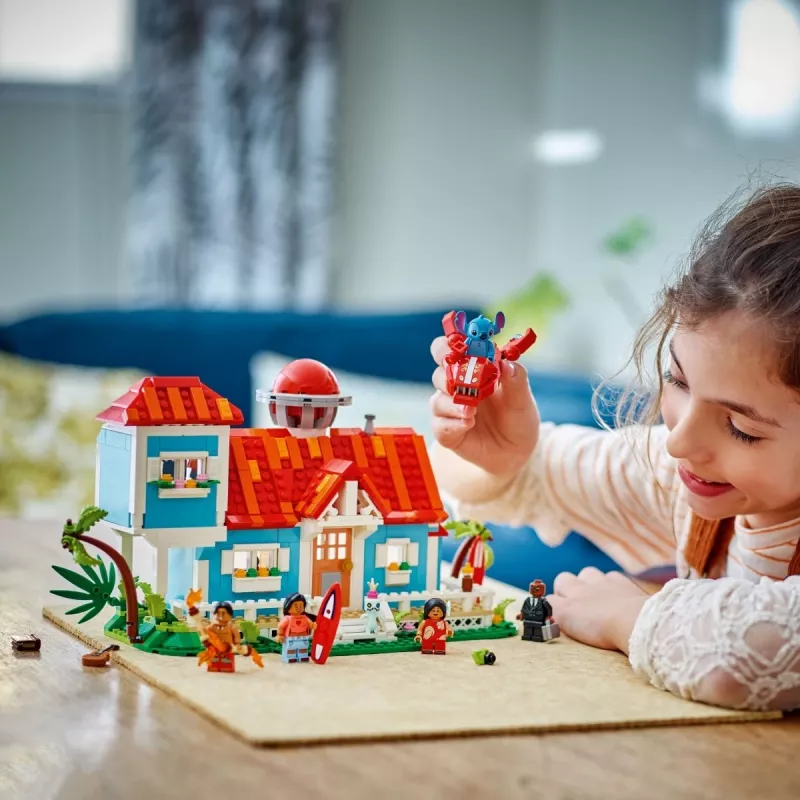 LEGO set Disney 43268 Beach House — modular house build, 834 pieces, 5 minifigures, age 9+
