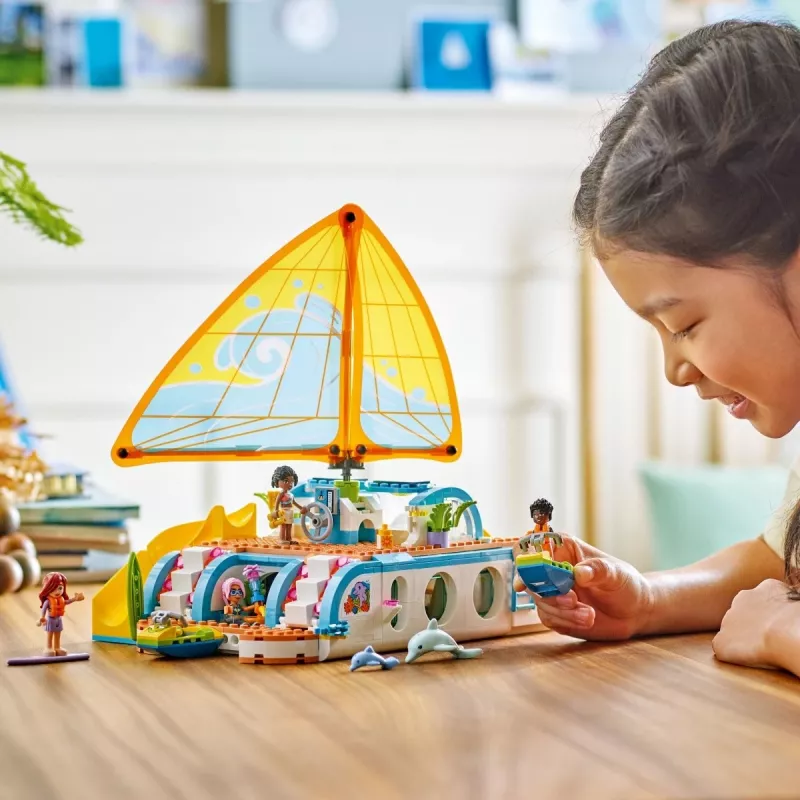 LEGO Friends playset Travel Boat Adventure 42664 — 685 pieces, 4 mini-dolls, ages 8+, 260×190×320 mm
