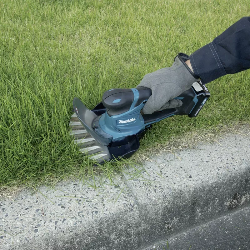 UM600DSMEX cordless grass shears 10.8Volt blue black 2x Li-ion battery 4.0Ah