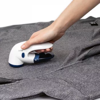 Fabric shaver CLATRONIC TC 3759 – battery 2×AA, stainless steel blade and foil Ø45 mm, blue/white
