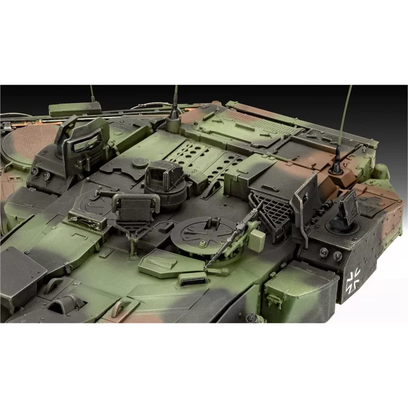 Plastic model REVELL Leopard 2A7A1 military tank kit (scale not specified)