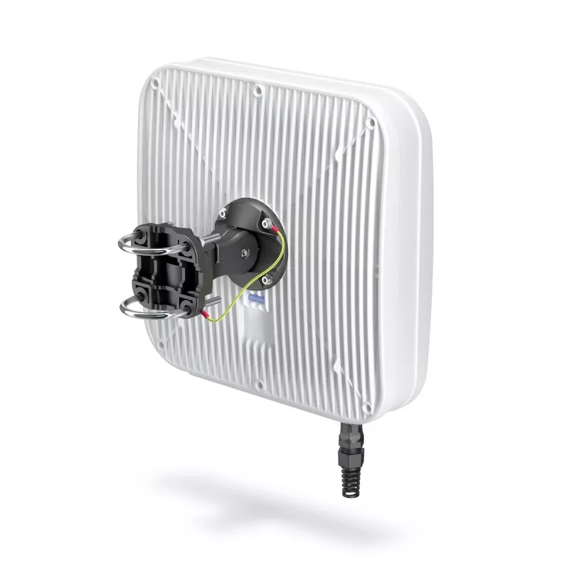 Directional network antenna QuWireless AXRL — 7 dBi, 0.694–0.96 / 1.7–2.2 / 2.2–2.7 GHz, PoE/LAN, dual polarization