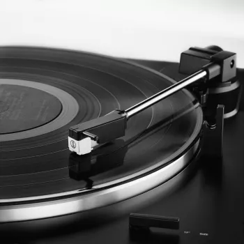 Audio Technica Unisex at-LP60XUSB Fully Automatic Belt-Drive Turntable Analog & USB in Black