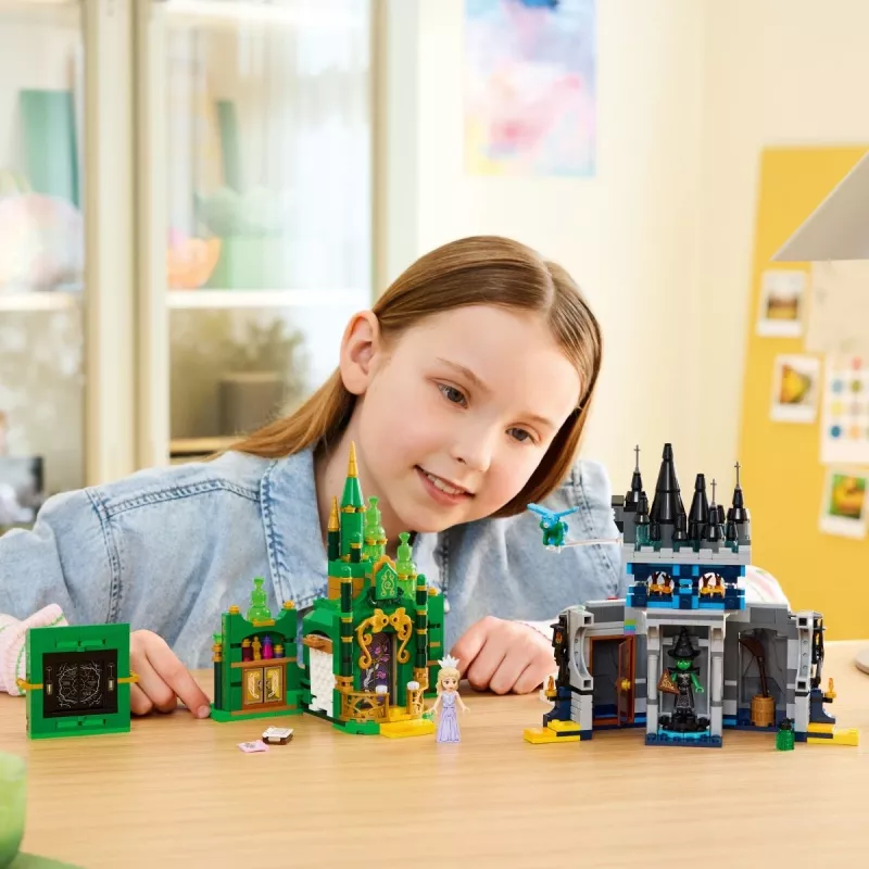 LEGO building set Wicked 75689 — Emerald City and Kiamo Ko Castle playset