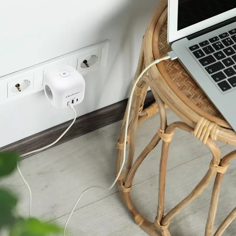 Power strip QOLTEC 52548 with 3×AC sockets and USB port