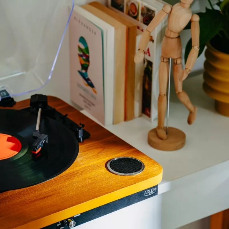 Analogue belt-drive turntable Adler AD 1914 with USB port, ceramic platter, DC motor, 33 1/3 rpm, Bluetooth 5.4, RCA outputs, built-in speakers