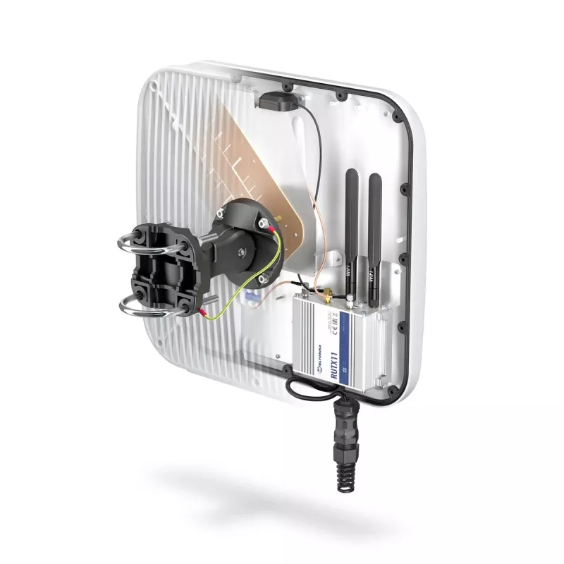 Directional network antenna QuWireless AXRL — 7 dBi, 0.694–0.96 / 1.7–2.2 / 2.2–2.7 GHz, PoE/LAN, dual polarization