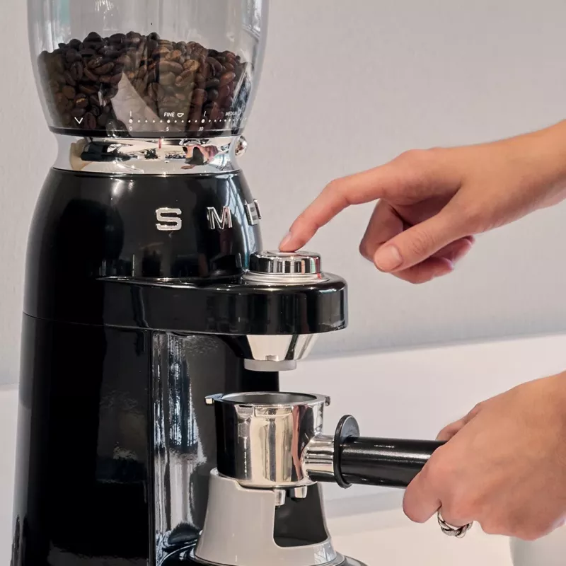 SMEG CGF11BLEU Coffee Grinder 50 inchs Style black