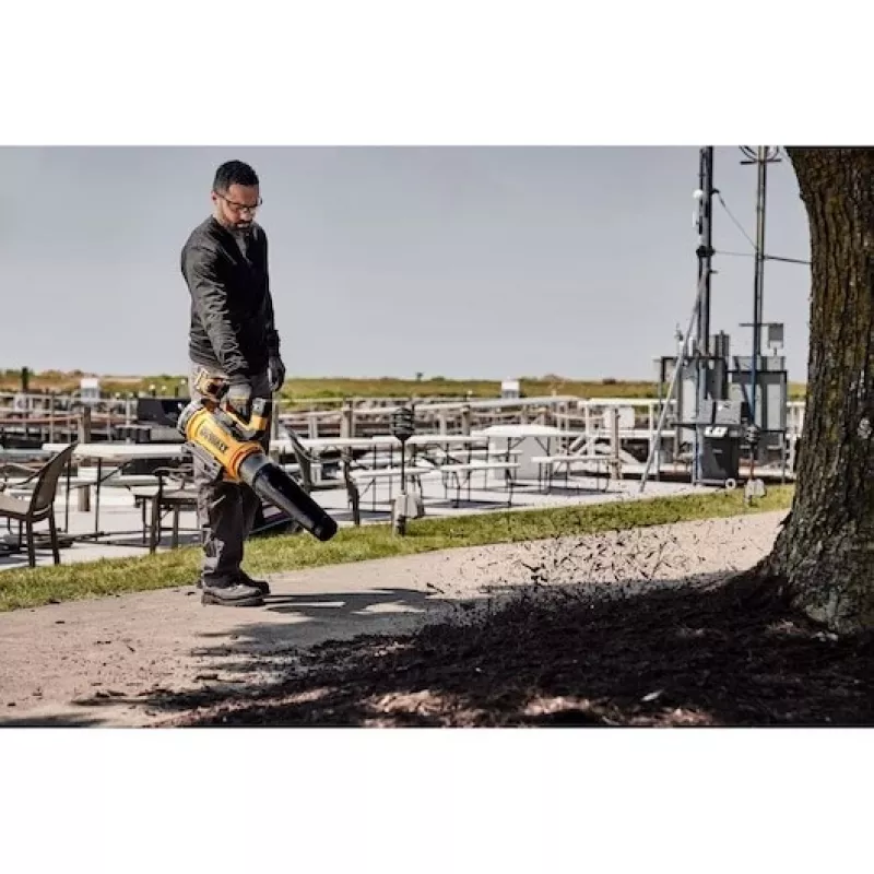 Handheld leaf blower DeWalt DCMBL777X1-QW — brushless motor, 21.5 m³/min, 258 km/h, 9 Ah battery, 3 speed settings, 3.2 kg