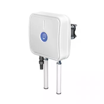 Directional network antenna QuWireless QuMax A360M — directional PoE/LAN antenna, 0.694–2.7 GHz bands, 4–6 dBi gain, vertical polarization