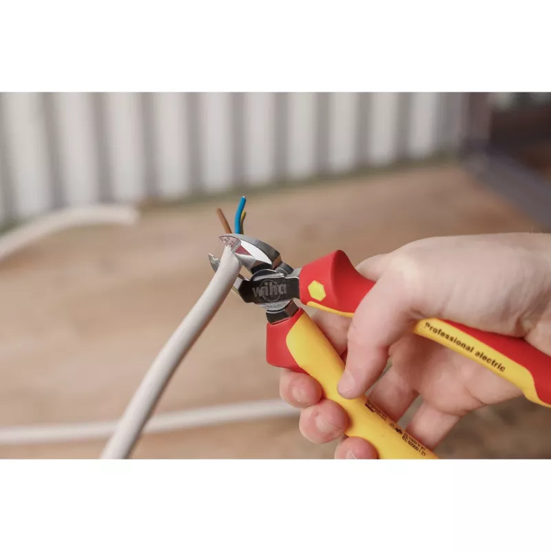 Hand cable cutter Wiha 26745 — steel construction, 160 mm length, red/yellow handle