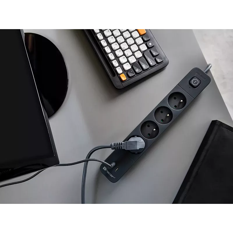 Power strip TRACER TRALIS47026 with 1.5 m cable, 4 USB ports and PD 18W