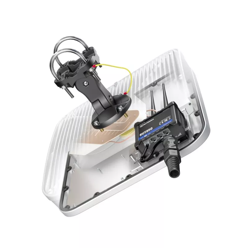 Directional network antenna QuWireless AXRL — 7 dBi, 0.694–0.96 / 1.7–2.2 / 2.2–2.7 GHz, PoE/LAN, dual polarization