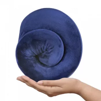 Travel neck pillow Qmed DRQE3J1CDXUXP — contoured ergonomic PU foam, 240×230×125 mm, density 45 kg/m³, garnet