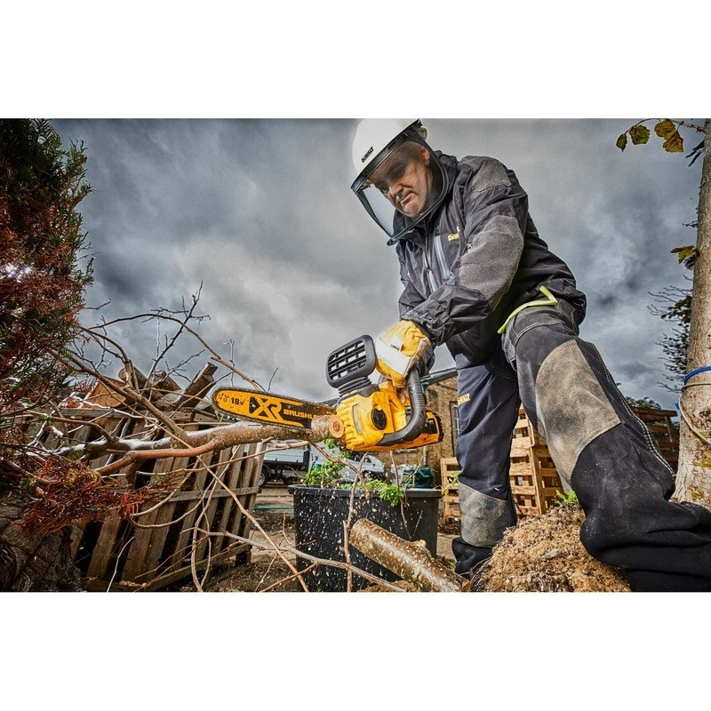 Chainsaw DeWALT DCM565N-XJ — cordless battery-powered, 30 cm bar, 5 Ah battery capacity, 0.14 L oil tank