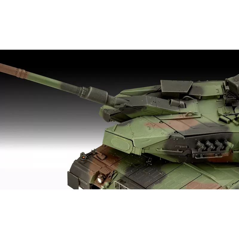 Plastic model REVELL Leopard 2A7A1 military tank kit (scale not specified)