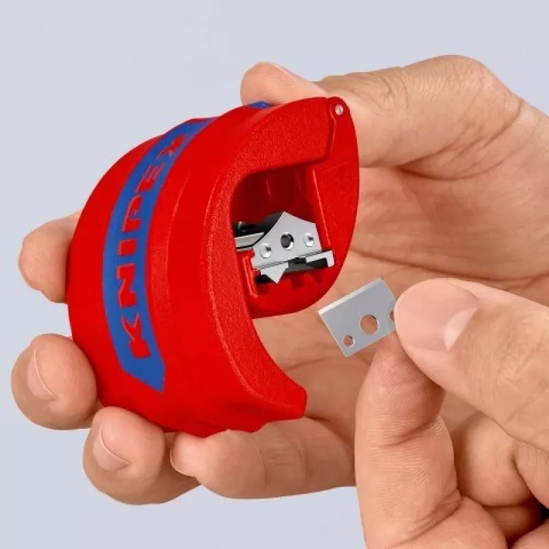 KNIPEX manual pipe cutter for PVC and sealing slee