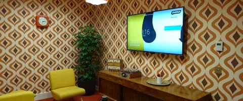 Meeting Room Screens: Projector or Large-Format Display?