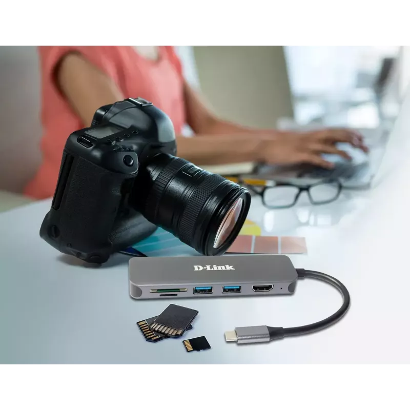 D-Link 6-in-1 USB-C Hub with HDMI/Card Reader/Power Delivery