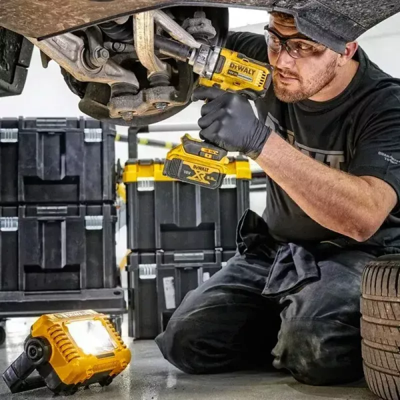 Freestanding work light DeWalt DCL077-XJ, 2000 lm, IP54, cordless (battery sold separately)
